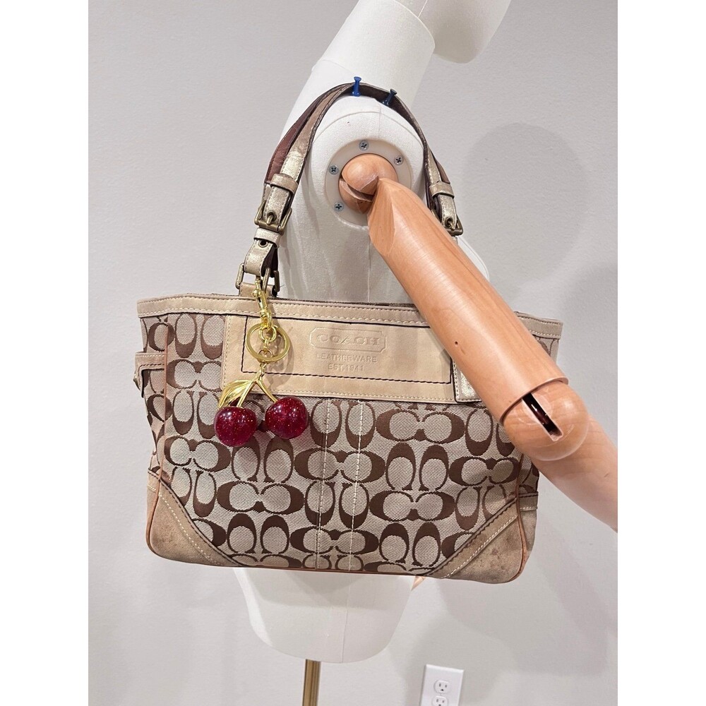 COACH SIGNATURE CANVAS AND LEATHER SHOULDER BAG.